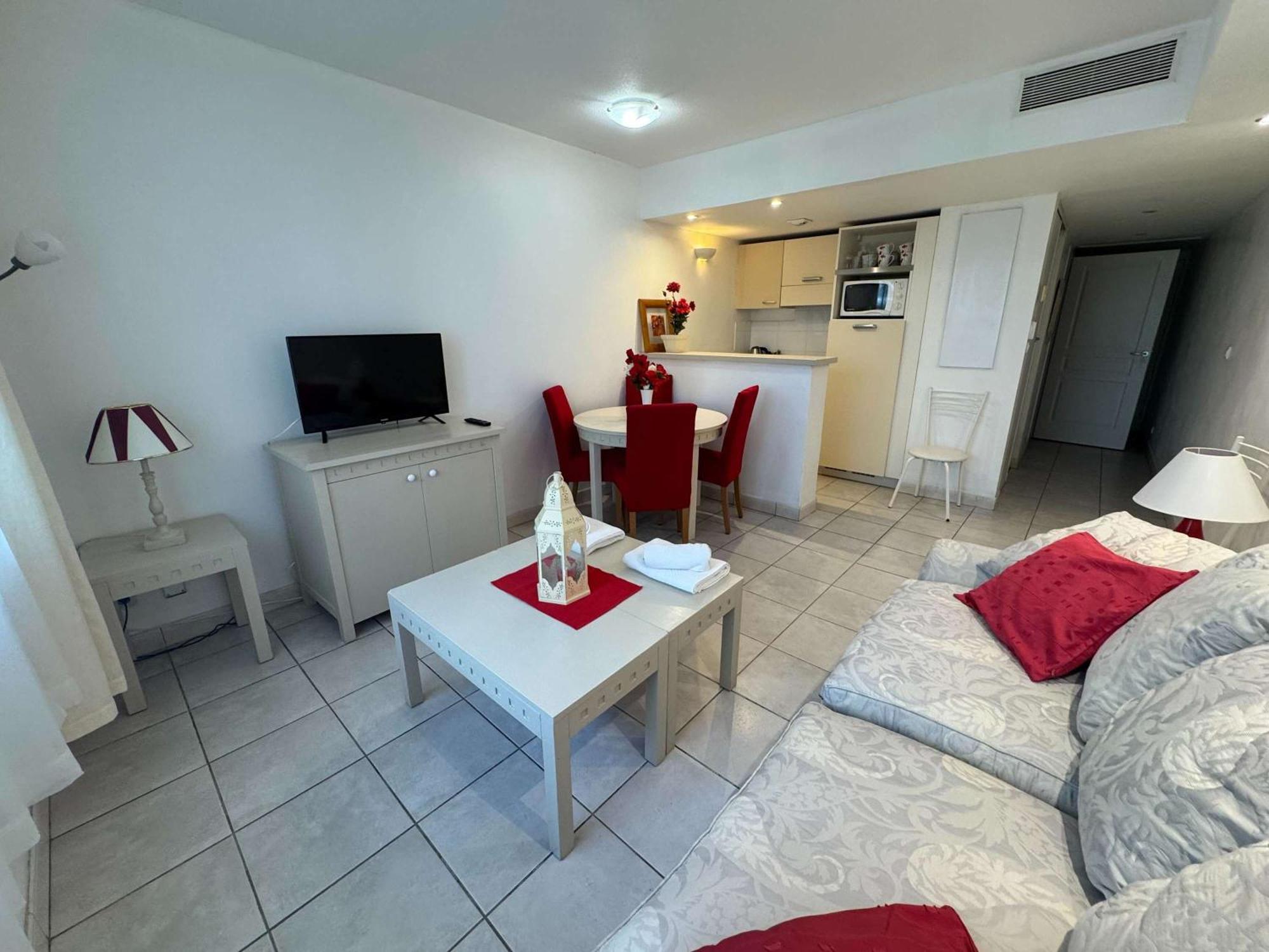 A079 Confortable Sur Carnot -1 * Cannes